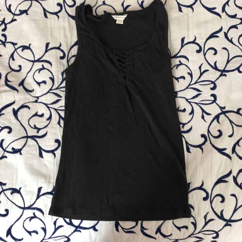 grey tank top